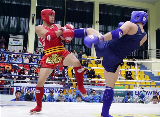 Trong ảnh: Một pha đánh giữa VĐV Ngô Hồng Giang (áo đỏ) đội Đà Nẵng và Trần Quang Vinh (áo xanh) đội Bà Rịa-Vũng Tàu ở môn Muay. Ảnh: Trần Việt - TTXVN