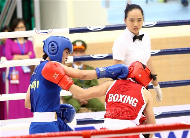 Trong ảnh: Trận thi đấu môn Boxing hạng cân 54 kg, Nguyễn Thị Thanh Thơm (Hà Nội, áo xanh) giành chiến thắng trước Phan Thị Nguyên (Thái Nguyên, áo đỏ). Ảnh: Danh Lam - TTXVN