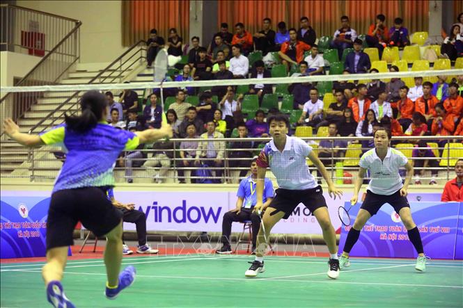 Trong ảnh: Trận chung kết môn Cầu lông nội dung đôi nữ giữa cặp VĐV Nguyễn Thị Phương Hà – Nguyễn Thuỳ Linh (áo trắng, Đà Nẵng) và Đinh Thị Phương Hồng – Đỗ Thị Hoài (áo tím, Thái Bình). Ảnh: Thành Đạt – TTXVN

