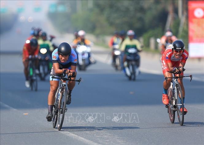 Trong ảnh: VĐV Mai Nguyễn Hưng (TP Hồ Chí Minh, phải, áo đỏ) giành HCB nội dung đua xe đạp đường trường cá nhân tính giờ cự ly 40km. Ảnh: Trọng Đạt – TTXVN