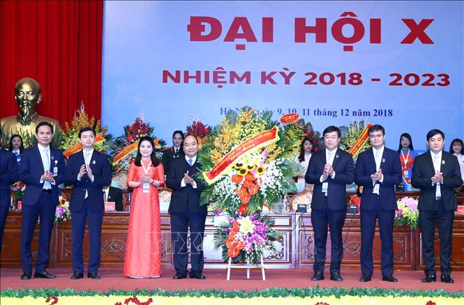 Trong ảnh: Thủ tướng Nguyễn Xuân Phúc tặng hoa chúc mừng Đại hội. Ảnh: Thống Nhất –TTXVN
