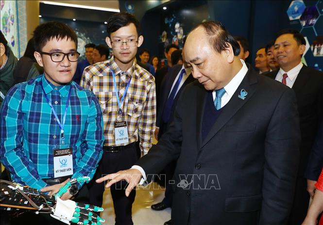 Trong ảnh: Thủ tướng Nguyễn Xuân Phúc thăm Triển lãm 