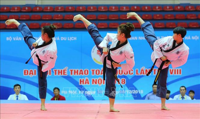 Trong ảnh: Đội Khánh Hoà thi đấu nội dung Quyền đồng đội nữ môn Taekwondo. Ở môn này, đoàn TP Hồ Chí Minh xếp thứ nhất, thứ nhì là đoàn Hà Nội. Ảnh: Thành Đạt – TTXVN