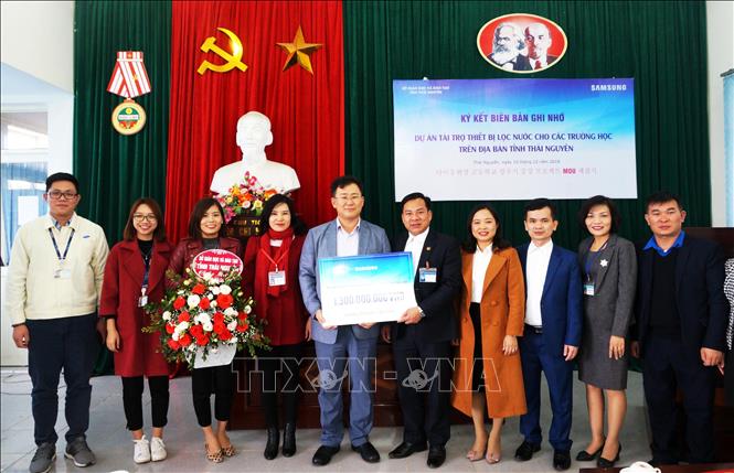 Trong ảnh: Đại diện một số trường Trung học phổ thông trên địa bàn tỉnh Thái Nguyên tiếp nhận nguồn tài trợ từ Công ty TNHH Samsung Electronics Việt Nam Thái Nguyên. Ảnh: Thu Hằng-TTXVN