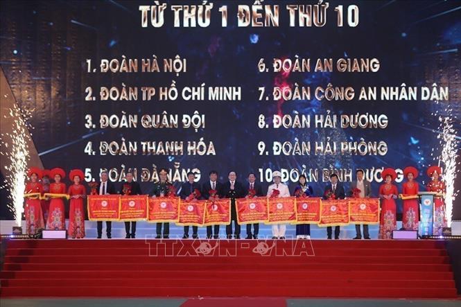 Trong ảnh: Bí thư Thành ủy Hà Nội Hoàng Trung Hải trao tặng cờ của Bộ Văn hóa, Thể thao và Du lịch cho các đơn vị có thành tích xếp hạng toàn đoàn từ thứ nhất đến thứ 10 tại Lễ bế mạc Đại hội, tối 10/12/2018. Ảnh: Trọng Đạt - TTXVN
