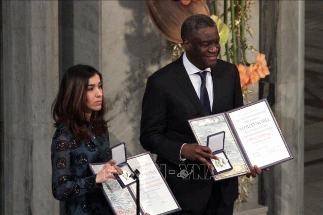 Trong ảnh: Bác sĩ Denis Mukwege (phải) người Congo và nhà hoạt động Nadia Murad (trái), một nạn nhân của Tổ chức khủng bố 