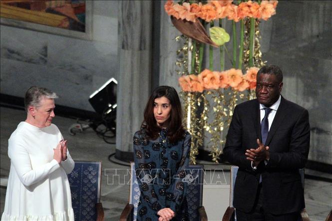 Trong ảnh: Bác sĩ Denis Mukwege (phải) người Congo và nhà hoạt động Nadia Murad (giữa), một nạn nhân của Tổ chức khủng bố 