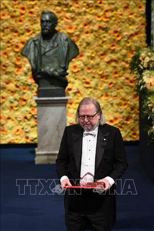 Trong ảnh: Nhà khoa học người Mỹ James P. Allison nhận giải Nobel Y học tại lễ trao giải Nobel ở Stockholm, Thụy Điển ngày 10/12/2018. Ảnh: AFP/ TTXVN