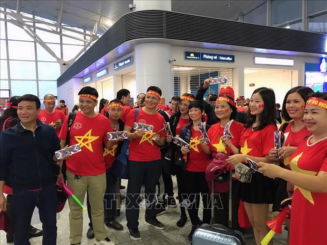 Trong ảnh: Cổ động viên lên đường sang Malaysia cổ vũ đội tuyển Việt Nam. Ảnh: TTXVN phát