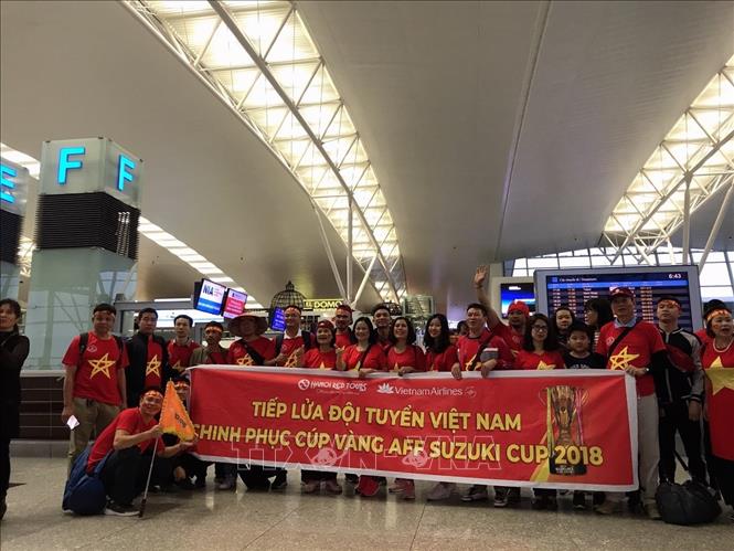 Trong ảnh: Cổ động viên lên đường sang Malaysia cổ vũ đội tuyển Việt Nam. Ảnh: TTXVN phát