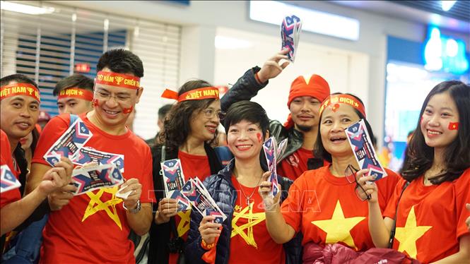 Trong ảnh: Cổ động viên lên đường sang Malaysia cổ vũ đội tuyển Việt Nam. Ảnh: TTXVN phát