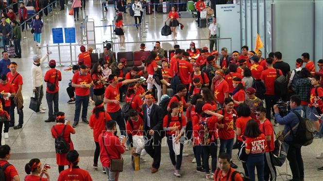 Trong ảnh: Cổ động viên lên đường sang Malaysia cổ vũ đội tuyển Việt Nam. Ảnh: TTXVN phát