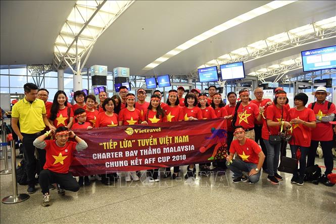 Trong ảnh: Cổ động viên lên đường sang Malaysia cổ vũ đội tuyển Việt Nam. Ảnh: TTXVN phát