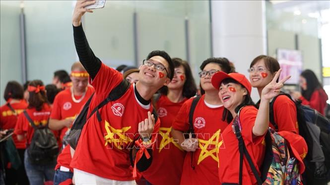 Trong ảnh: Cổ động viên lên đường sang Malaysia cổ vũ đội tuyển Việt Nam. Ảnh: TTXVN phát
