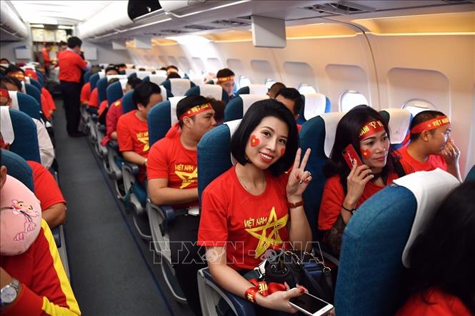 Trong ảnh: Cổ động viên lên đường sang Malaysia cổ vũ đội tuyển Việt Nam. Ảnh: TTXVN phát