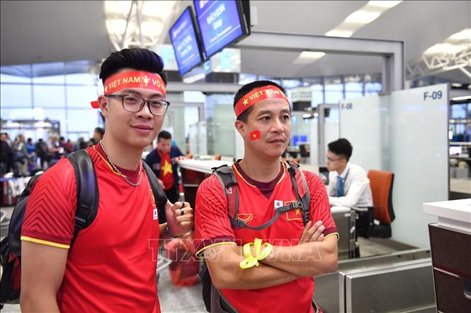Trong ảnh: Cổ động viên lên đường sang Malaysia cổ vũ đội tuyển Việt Nam. Ảnh: TTXVN phát