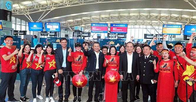 Trong ảnh: Tổng Giám đốc Vietnam Airlines Dương Trí Thành và Tân Chủ tịch VFF Lê Khánh Hải giao lưu, chụp ảnh tiễn đoàn cổ động viên Công ty Du lịch HanoiRedtours. Ảnh: TTXVN phát
