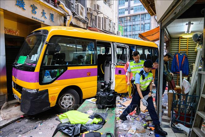 Trong ảnh: Cảnh sát điều tra tại hiện trường vụ tai nạn giao thông ở Hong Kong, Trung Quốc ngày 10/12/2018. Ảnh: AFP/ TTXVN