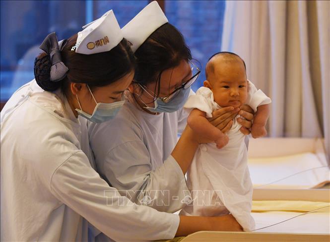 Trong ảnh: Các nữ y tá chăm sóc cho trẻ sơ sinh tại một bệnh viện ở Bắc Kinh, Trung Quốc. Ảnh: AFP/TTXVN