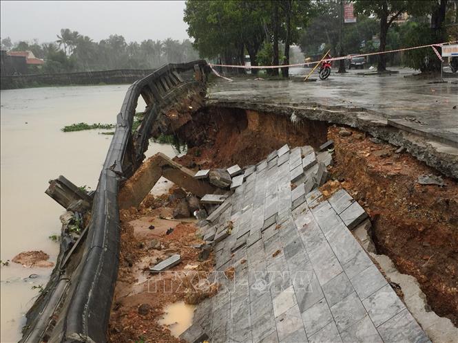 Trong ảnh: Bờ kè Di tích Quốc gia đặc biệt Thành cổ Quảng Trị bị sạt lở do mưa lũ. Ảnh: Thanh Thủy-TTXVN