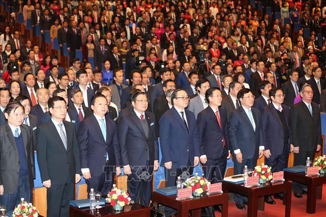 Trong ảnh: Các đồng chí lãnh đạo và nguyên lãnh đạo Đảng, Nhà nước cùng đại biểu làm lễ chào cờ tại Đại hội đại biểu toàn quốc Hội Nông dân Việt Nam lần thứ VII. Ảnh: Trí Dũng – TTXVN
