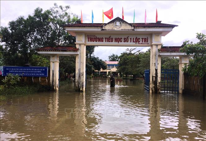 Trong ảnh: Trường học ở xã Lộc Trì, huyện Phú Lộc (Thừa Thiên-Huế) bị ngập lụt học sinh phải nghỉ học. Ảnh: Hồ Cầu-TTXVN