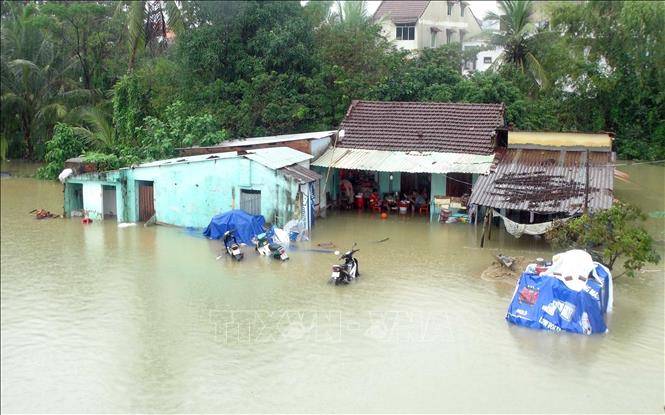 Trong ảnh: Nhiều ngôi nhà của người dân trên địa bàn Quảng Nam bị ngập sâu trong nước. Ảnh: Đỗ Trưởng - TTXVN