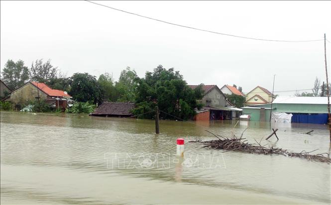 Trong ảnh: Nhiều ngôi nhà của người dân trên địa bàn Quảng Nam bị ngập sâu trong nước. Ảnh: Đỗ Trưởng - TTXVN