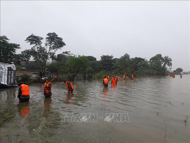 Trong ảnh: Các lực lượng chức năng tỉnh Quảng Trị tìm kiếm nạn nhân bị nước cuốn trôi tối 8/12 tại phường Đông Lễ, thành phố Đông Hà. Ảnh: Thanh Thủy-TTXVN