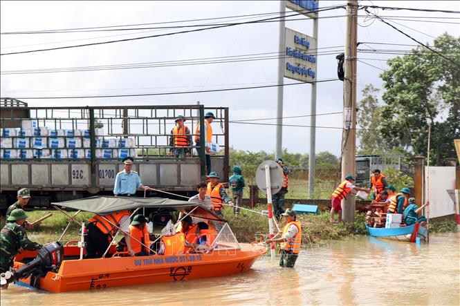 Trong ảnh: Lực lượng cảnh sát giao thông công an tỉnh Quảng Nam tập trung tại các điểm ngập lụt để hướng dẫn, phân luồng các phương tiện qua lại đảm bảo an toàn giao thông./.
Ảnh: Trần Tĩnh - TTXVN