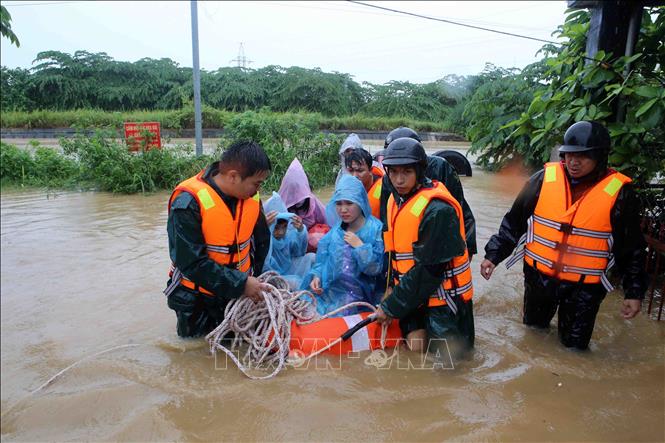 Trong ảnh: Các lực lượng công an, dân quân tại các quận, huyện đã xuống giúp người dân ở vùng trũng thấp thành phố Đà Nẵng di chuyển người và tài sản đến nơi an toàn. Ảnh: Trần Lê Lâm - TTXVN
