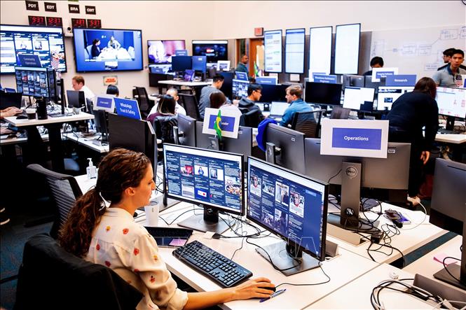 Trong ảnh: Nhân viên làm việc tại một bộ phận trong trụ sở hãng Facebook ở Menlo Park, California ngày 17/10/2018. Ảnh: AFP/ TTXVN 
