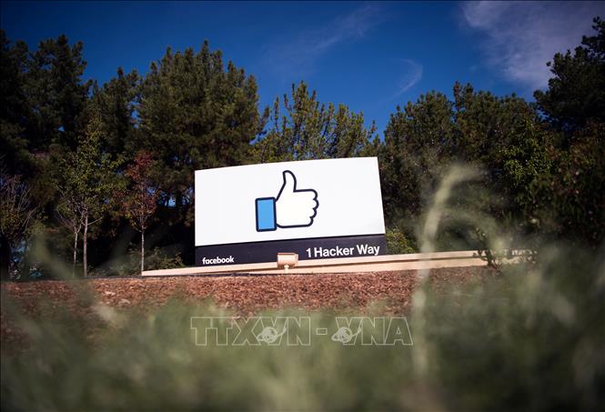 Trong ảnh (tư liệu): Logo của Facebook tại trụ sở hãng ở Menlo Park, California. Ảnh: AFP/ TTXVN 