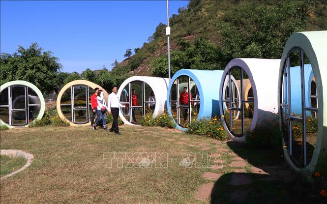 Trong ảnh: Du khách tham quan các nhà ống tại khu du lịch Happy Land ở xã Mường Sang, huyện Mộc Châu, tỉnh Sơn La. Ảnh: Nguyễn Cường - TTXVN