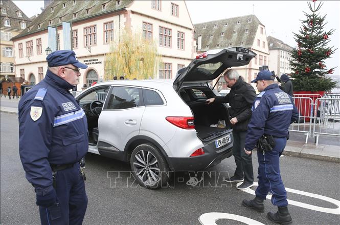 Trong ảnh: Cảnh sát Pháp truy lùng thủ phạm vụ tấn công tại khu chợ Giáng sinh ở thành phố Strasbourg ngày 12/12/2018. Ảnh: THX/TTXVN