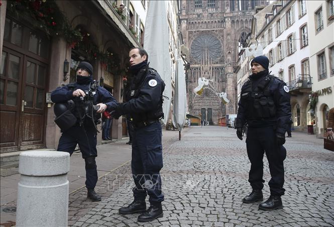 Trong ảnh: Cảnh sát Pháp truy lùng thủ phạm vụ tấn công tại khu chợ Giáng sinh ở thành phố Strasbourg ngày 12/12/2018. Ảnh: THX/TTXVN