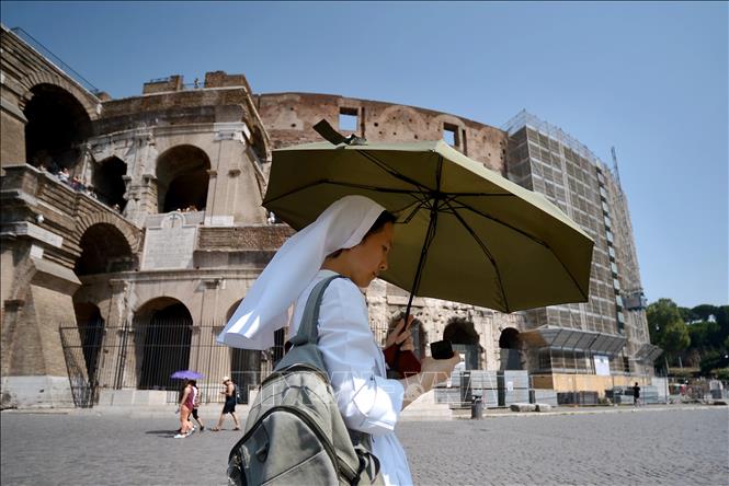 Trong ảnh: Du khách tham quan  di tích Nhà hát Flavian, thuộc khu khảo cổ Đấu trường Colosseo ở thủ đô Rome, Italy. Ảnh: AFP/TTXVN