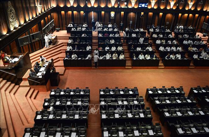 Trong ảnh: Toàn cảnh phiên bỏ phiếu của Quốc hội đề nghị khôi phục chức vụ Thủ tướng cho ông R. Wickremesinghe ở Colombo ngày 12/12/2018. Ảnh: AFP/TTXVN