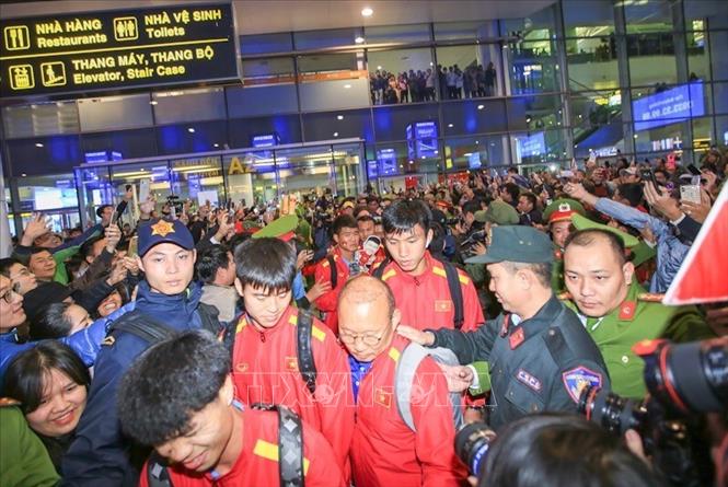 Trong ảnh: Đội tuyển Việt Nam trở về trong sự chào đón của rất đông người hâm mộ. Ảnh: Trọng Đạt - TTXVN