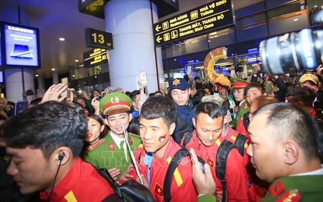 Trong ảnh: Rất đông người hâm mộ đón đội tuyển Việt Nam tại sảnh sân bay quốc tế Nội Bài. Ảnh: Trọng Đạt - TTXVN