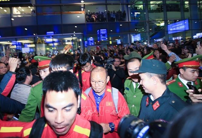 Trong ảnh: Đội tuyển bóng đá Việt Nam trở về trong sự chào đón nồng nhiệt của người hâm mộ. Ảnh: Trọng Đạt - TTXVN