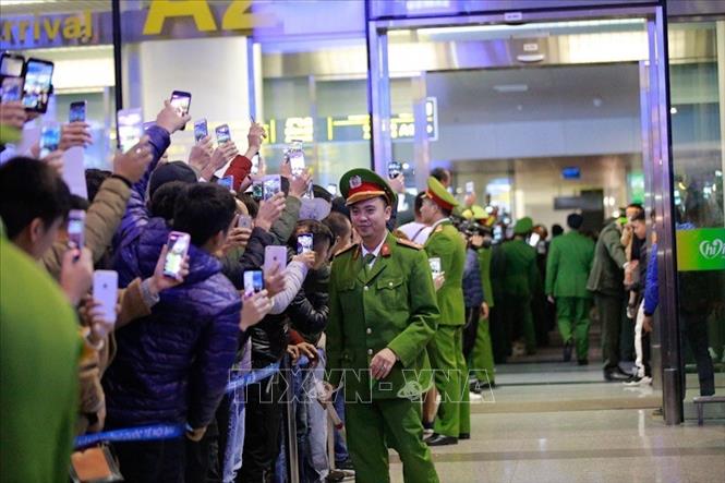 Trong ảnh: Cảnh người hâm mộ đón đội tuyển bóng đá Việt Nam trở về. Ảnh: Trọng Đạt - TTXVN