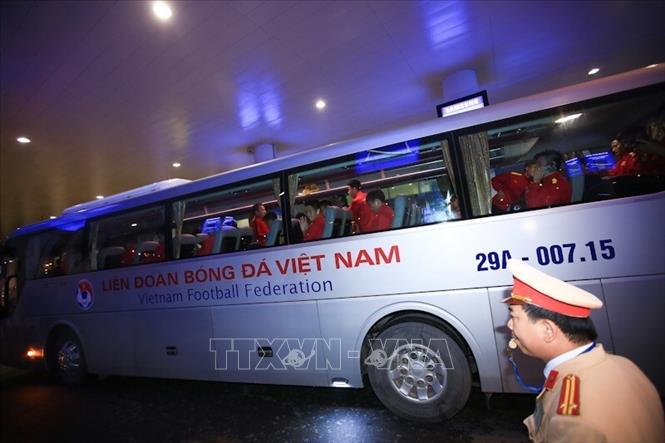 Trong ảnh: Cảnh người hâm mộ đón đội tuyển bóng đá Việt Nam trở về. Ảnh: Trọng Đạt - TTXVN