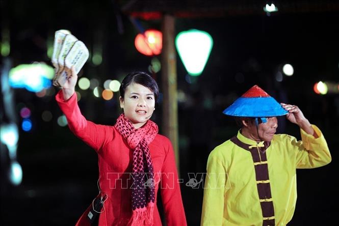 Photo: Game singers explain the rules to play Bai Choi to the audience. VNA Photo: Trọng Đạt
