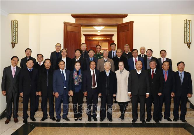 Trong ảnh: Các đồng chí Bộ Chính trị chụp ảnh chung với Ban Thường vụ Thành ủy Hải Phòng. Ảnh: Trí Dũng – TTXVN