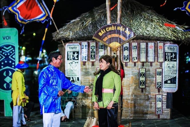Photo: Game singers and artisans Nguyen Dang and Phan Thi Hoa are the souls of a Bai Choi performance because they bring the folk music of Quang Nam and laughter to the audience. VNA Photo: Trọng Đạt
