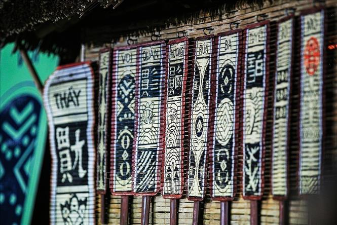 Photo: The cards are stuck on bamboo poles and presented in the central house for players to see. VNA Photo: Trọng Đạt