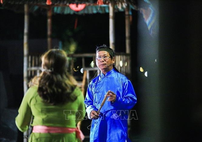 Photo: Game singers and artisans Nguyen Dang and Phan Thi Hoa are the souls of a Bai Choi performance because they bring the folk music of Quang Nam and laughter to the audience. VNA Photo: Trọng Đạt
