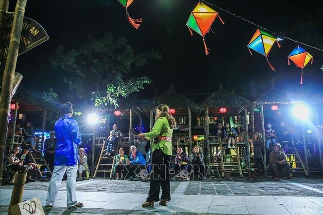 Photo: In Hoi An ancient town, Quang Nam province, Bai Choi folk music is performed every night, attracting numerous tourists and locals. The Bai Choi songs carry educational and humanitarian meanings. VNA Photo: Trọng Đạt