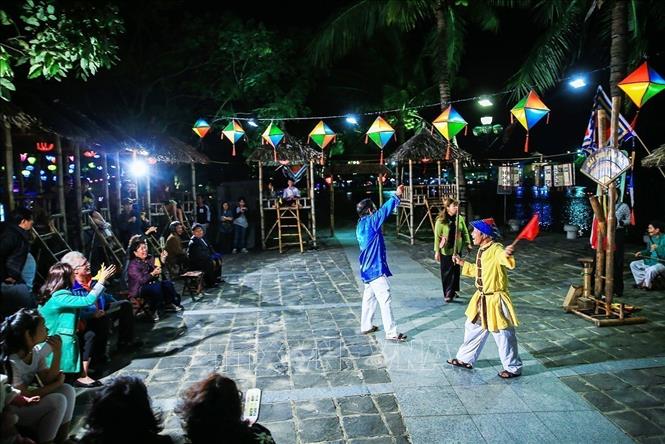 Photo: In Hoi An ancient town, Quang Nam province, Bai Choi folk music is performed every night, attracting numerous tourists and locals. VNA Photo: Trọng Đạt